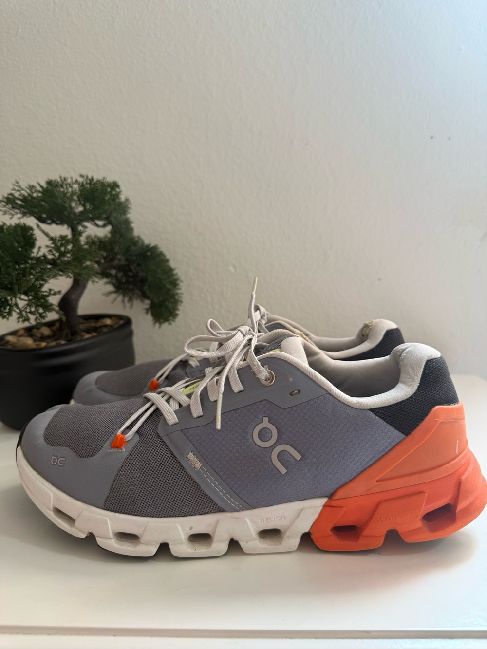 On Running cloudflyer 4 Men size 9 Athletic Shoes — Gray with Orange Accents - Picture 6 of 13